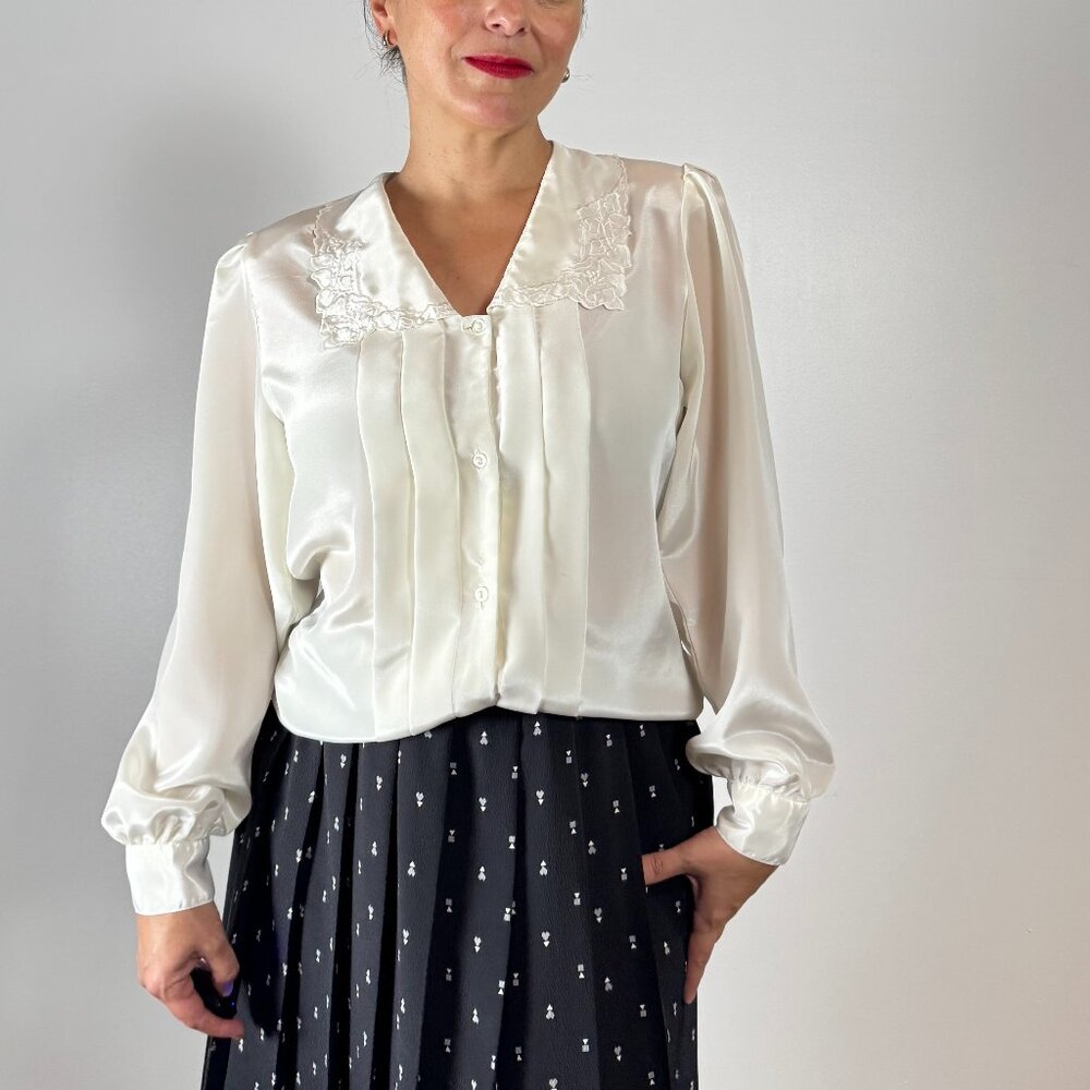 Vintage Pleated front Chelsea Embroidered Collar White Blouse - Size M